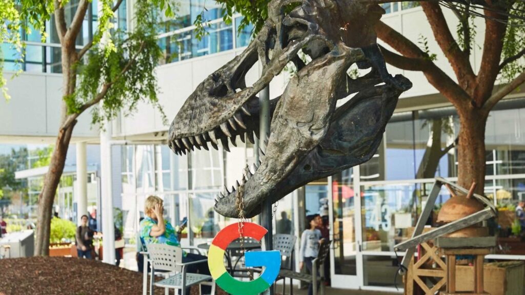 Das Google-Logo hängt an einem Dinosaurierschädel.