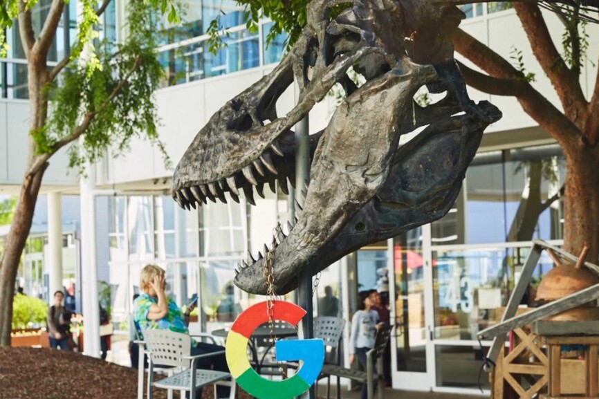 Das Google-Logo hängt an einem Dinosaurierschädel.