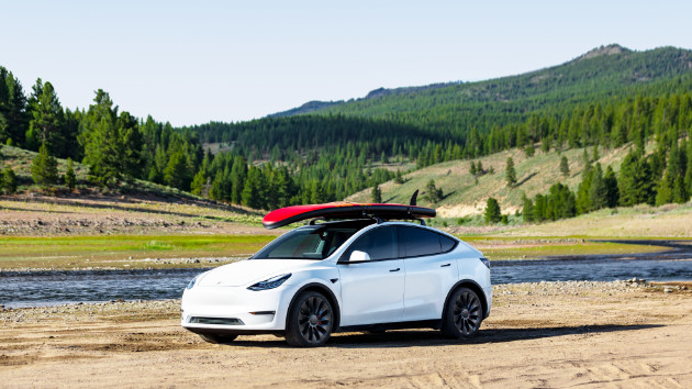 Tesla Model Y (weiß)