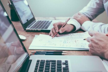 Trotz fortschreitender Digitalisierung äußert gut jedes zweite Unternehmen Probleme mit der digitalen Transformation.