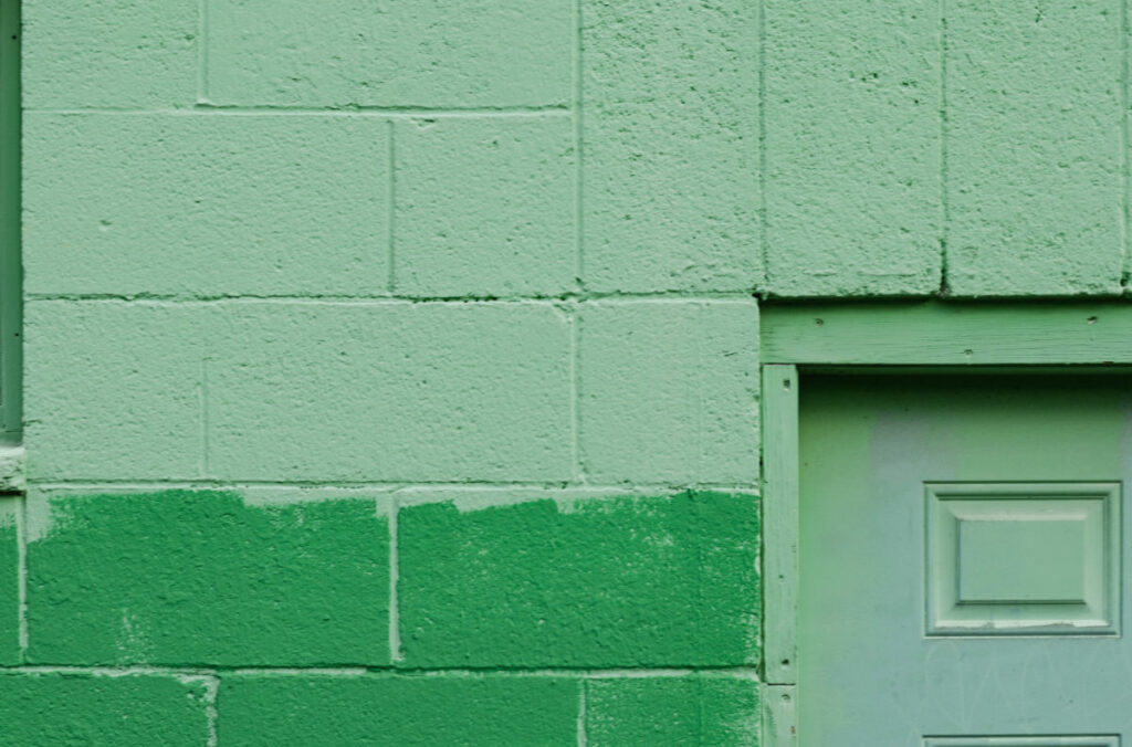 Grün gestrichene Wand