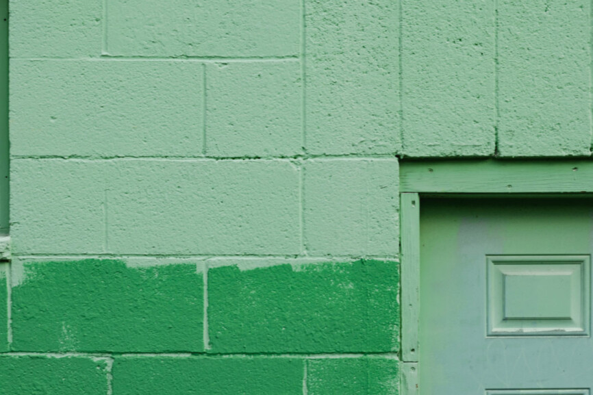 Grün gestrichene Wand