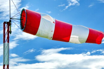 Windsack, der in der Luft flattert