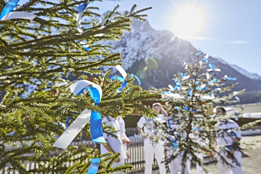 Tannenbaum mit blau-weißem Lametta.