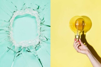 Links: Loch mit Rissen in Glas, rechts: Hand, die Glühbirne hält