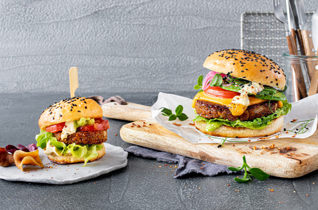 Burger mit Patties auf Basis von Buffalo-Würmern