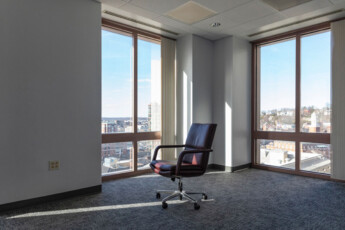 Stuhl in leerem Büro