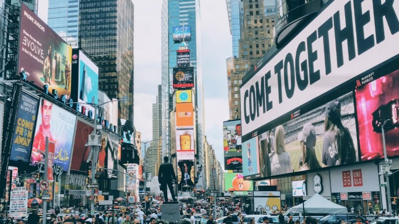 Straße mit Werbebannern