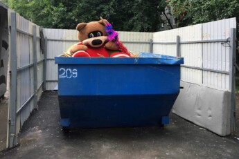 Teddybär im Müllcontainer