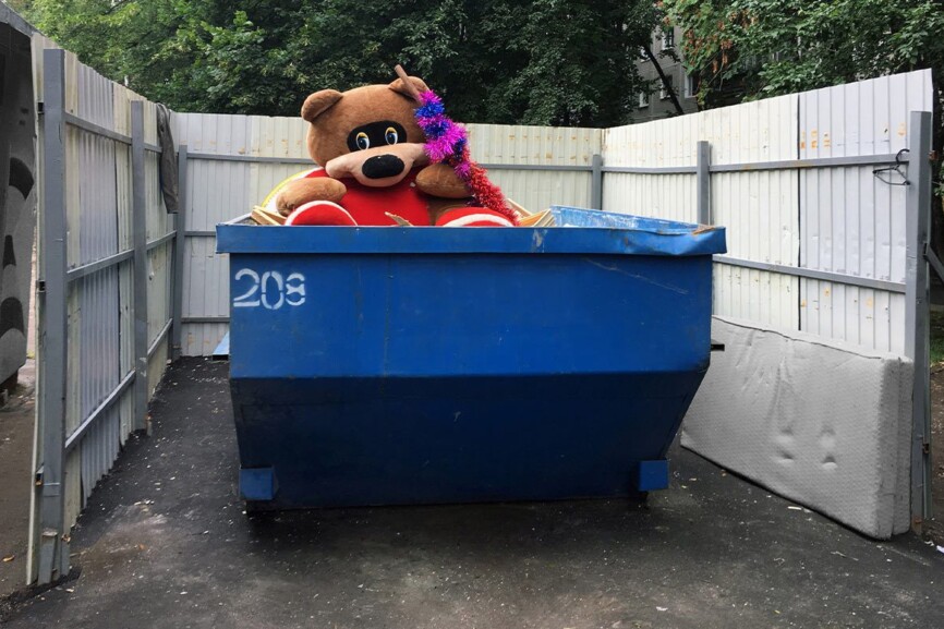 Teddybär im Müllcontainer