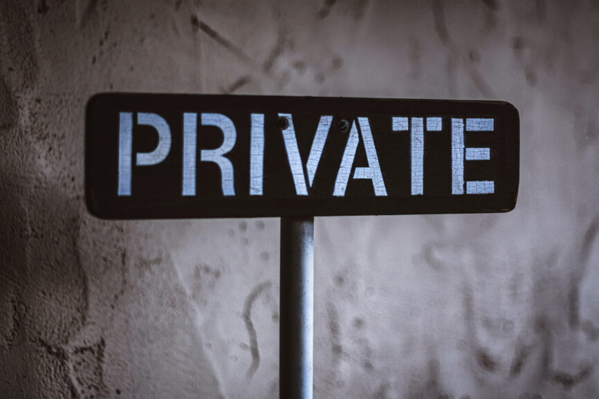 Schild mit Aufschrift "private"