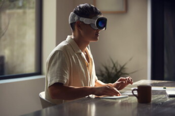 Mann trägt Apple Vision Pro