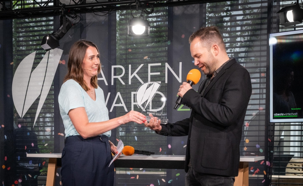 absatzwirtschaft-Chefredakteurin Christa Catharina Müller überreicht den Preis in der Kategorie "Markenführung". ©Foto Vogt