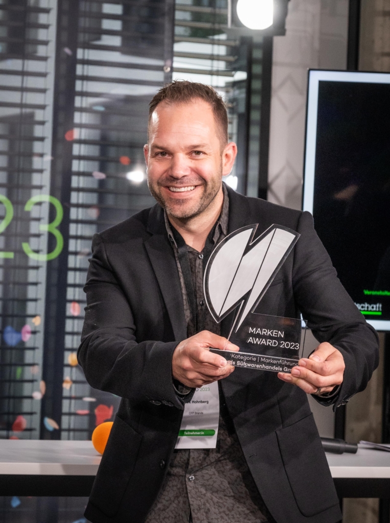 Der Gewinner ist Fisherman's Friend. Marketing Director Dirk Hohnberg nimmt den Preis entgegen. ©Foto Vogt