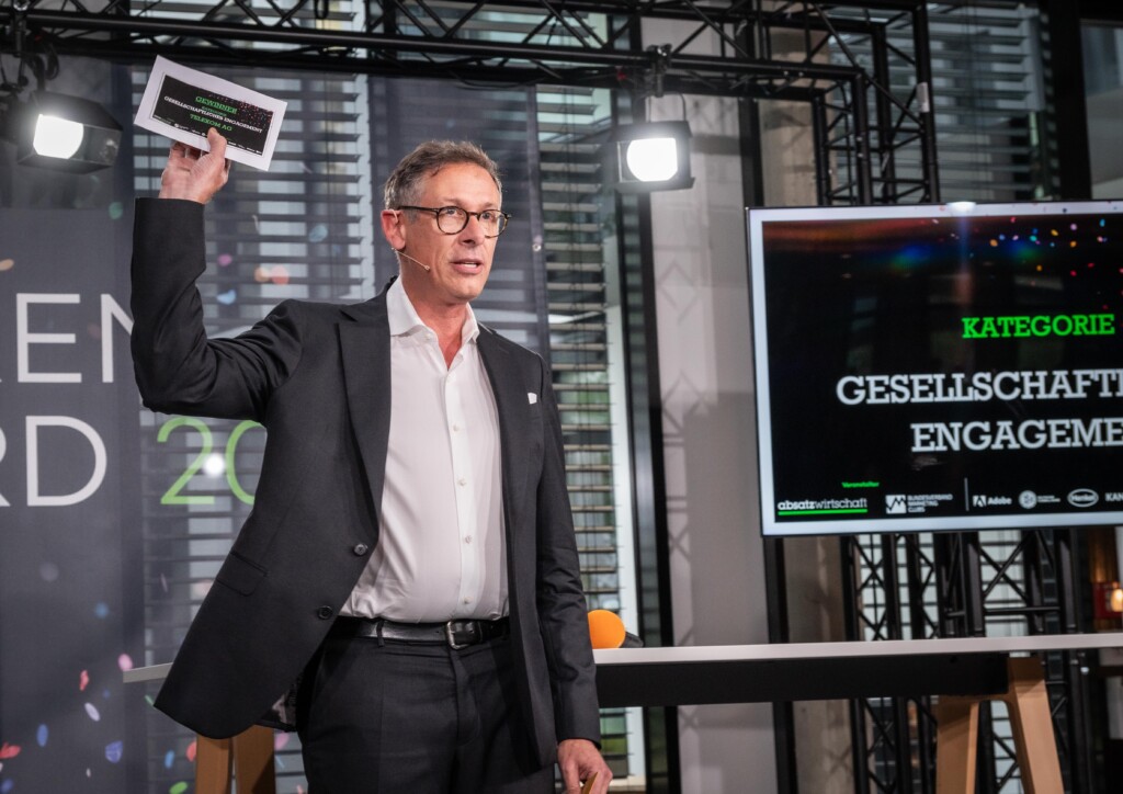 Laudator und DFB-Mediendirektor Steffen Simon macht es spannend. ©Foto Vogt