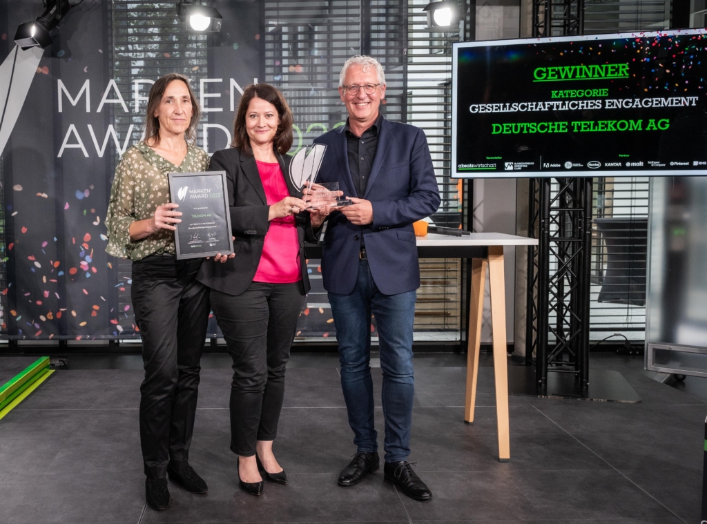 Das Team der Deutschen Telekom um Christian Hahn (rechts) freut sich über den Marken-Award in der Kategorie "Gesellschaftliches Engagement". ©Foto Vogt