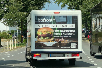 21.07.2023, Deutschland, NRW, Lebensmittel, Lieferdienste, Ernährung, bofrost Fahrzeug mit einer Werbung für vegetarisch