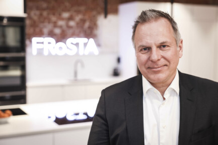 Hinnerk Ehlers, Vorstand Marketing, Vertrieb und Personal der Frosta AG, bei einem Fototermin in der Showküche in den Firmenräumen in Hamburg. Der Bremerhavener Tiefkühlkosthersteller Frosta berichtete am 24.02.2022 in einer Bilanz-Pressekonferenz über das Geschäftsjahr 2021.