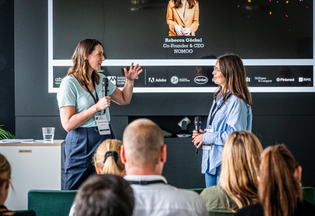 Im Gespräch mit absatzwirtschaft-Chefredakteurin Christa Catharina Müller (links) kündigt Göckel an: "Wir wollen die Nummer eins vegane Eis-Marke werden.“ (©Foto Vogt)