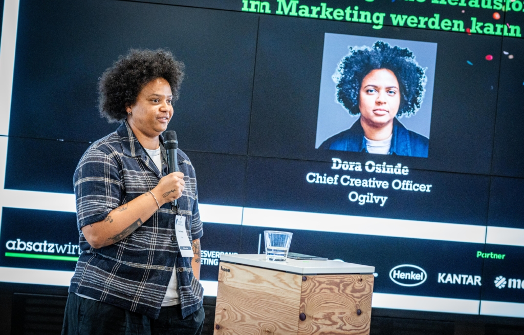 "Ich habe mir immer gewünscht, dass ich mit Jogginghose, Sneakern und Bandshirt zur Arbeit kommen kann und trotzdem ernst genommen werde", sagt Dora Osinde, Chief Creative Officer, Ogilvy. (© Foto Vogt)