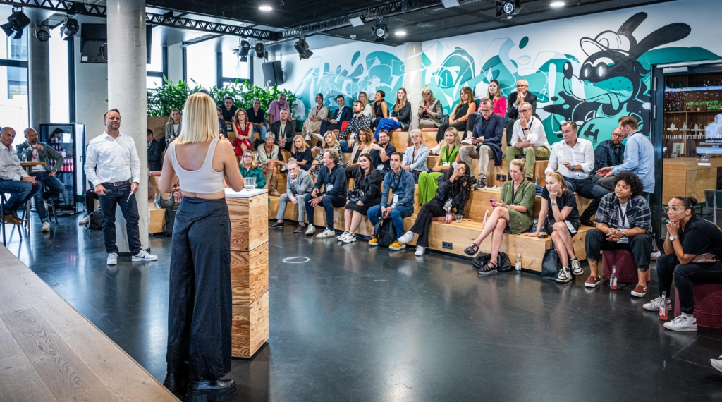 Das Publikum in Düsseldorf tritt mit den Speaker*innen in Dialog. ©Foto Vogt