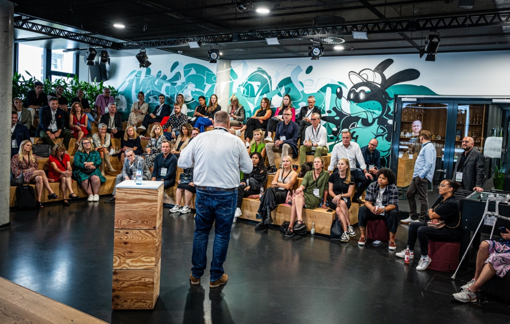 Der Managing Partner von MarketingTechLab setzt zur Erheiterung des Publikums noch einen drauf: "Es gibt eine Korrelation zwischen Ahnungslosigkeit, Planungslosigkeit und produzierten Power-Point-Folien." ©Foto Vogt