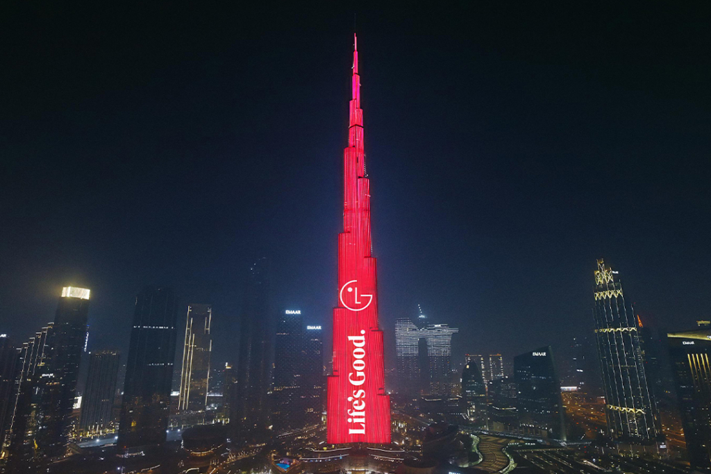 Zum Launch des Rebrandings hat LG den Burj Khalifa in Dubai leuchten lassen. (©LG Group)