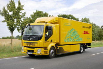 Deutsche Post DHL setzt neue Elektro-Lkw-Flotte in Berlin ein. Ein nächster Baustein der Nachhaltigkeits-Roadmap für Deutschland.  - E-Lkw werden zum umweltfreundlichen Transport von Briefen und Paketen genutzt. - Das Projekt wird durch das Bundesministerium für Digitales und Verkehr gefördert