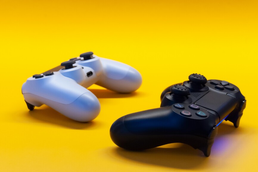 In-game Ads: Controller auf gelbem Grund