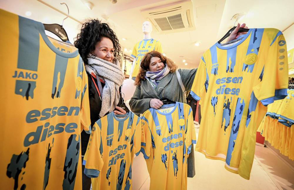 RECORD DATE NOT STATED Essen diese und RWE bringen gemeinsam ein Sondertrikot in den Stadtfarben raus - Riesiger Run auf den Pop-up-Store an der Kettwiger Straﬂe. ** NUR F‹R REDAKTIONELLE ZWECKE ** EDITORIAL USE ONLY **pTanja, links, und Ruthi kaufen jeder zwei Trikots am Donnerstag, dem 29. Februar 2024. Ein Trikot f¸r den Freund und eins f¸r sich . Essen diese und RWE bringen gemeinsam ein Sondertrikot in den Stadtfarben raus - Riesiger Run auf den Pop-up-Store an der Kettwiger Straﬂe. Deutschland NRW Essen Copyright: KerstinxKokoska *** Essen diese and RWE team up to bring out a special jersey in the city colors Huge run on the pop-up store on Kettwiger Straﬂe FOR EDITORIAL PURPOSES ONLY p Tanja, left, and Ruthi each buy two jerseys on Thursday, 29 F Copyright: KerstinxKokoska doc7ucolygps9019qbbzlkt ,EDITORIAL USE ONLY