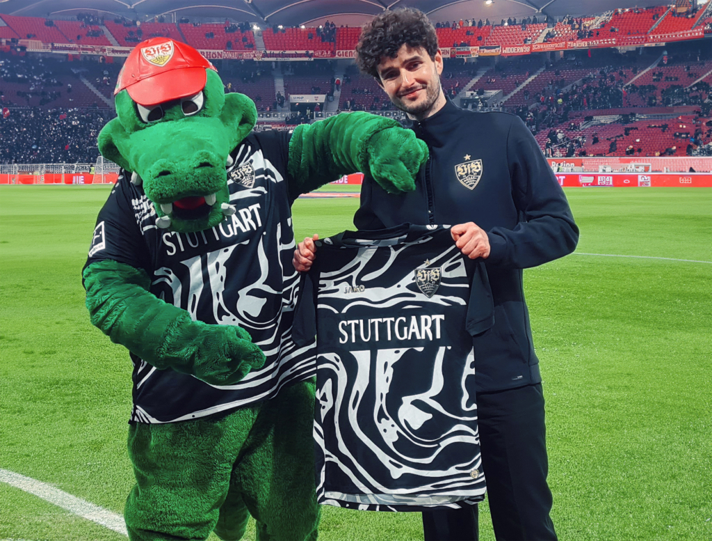 Stuttgart , Fuﬂball Bundesliga, Saison 2023 / 2024, VfB Stuttgart vs. SV Werder Bremen , von links: Maskottchen Fritzle mit Tim Bengel , Sondertrikot Gem‰ﬂ den Vorgaben der DFL Deutsche Fuﬂball Liga ist es untersagt, in dem Stadion und/oder vom Spiel angefertigte Fotoaufnahmen in Form von Sequenzbildern und/oder video‰hnlichen Fotostrecken zu verwerten bzw. verwerten zu lassen. *** Stuttgart , Bundesliga, season 2023 2024, VfB Stuttgart vs SV Werder Bremen , from left mascot Fritzle with Tim Bengel , special jersey According to the regulations of the DFL German Football League, it is prohibited to use or have used photographs taken in the stadium and or of the match in the form of sequential images and or video-like photo series