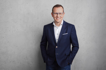 AutoScout24 KI im Marketing: CMO Thomas Krauße lächelt in die Kamera