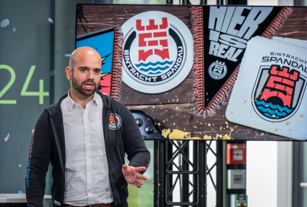 Wie könnte eine Sportmarke aussehen, wenn sie komplett neu aufgebaut wird? Für Ruhe heißt die Antwort: So wie Eintracht Spandau: „Wir haben uns die Marke aufgebaut, von der ich selbst immer geträumt habe“, sagt er. (© Foto Vogt)