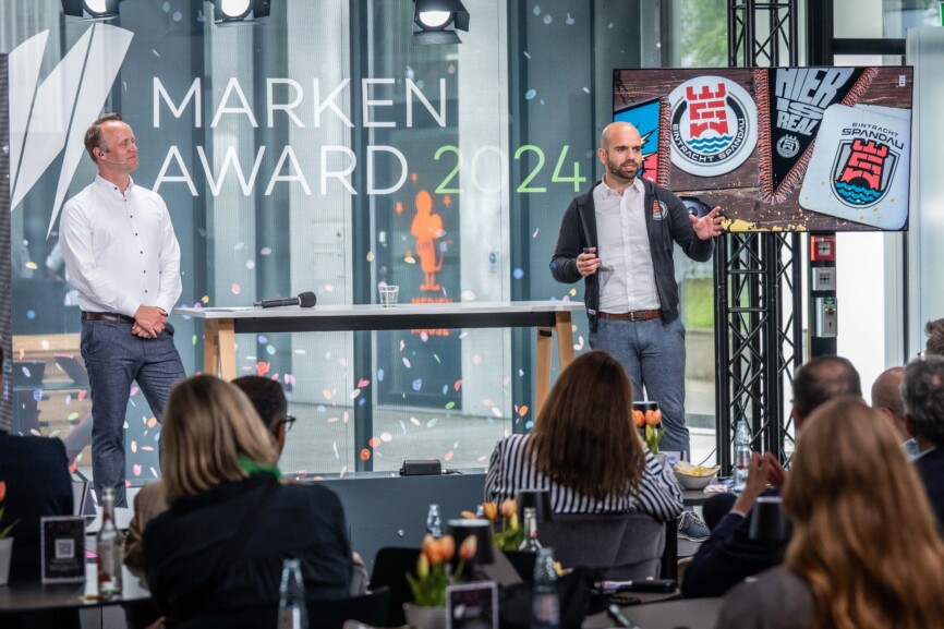 MARKEN AWARD 2024, Deep Dives // Preisverleihung, am 10. Juni 2024, Düsseldorf und digital - im Bild v.l. - Jan Leiskau - Geschäftsführer - solutions by HANDELSBLATT MEDIA GROUP, Hendrik Ruhe - Co-CEO und Co-Founder der - Eintracht Spandau GmbH