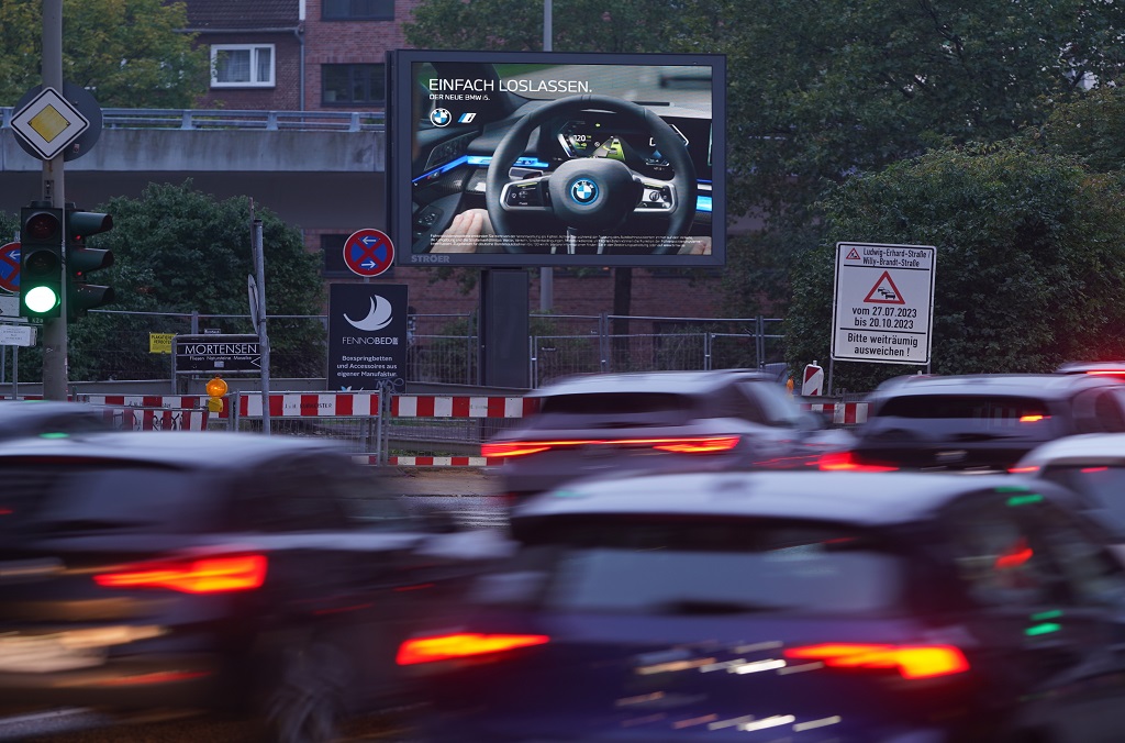Stautargeting auf Public Video Roadside Screens (© Ströer)