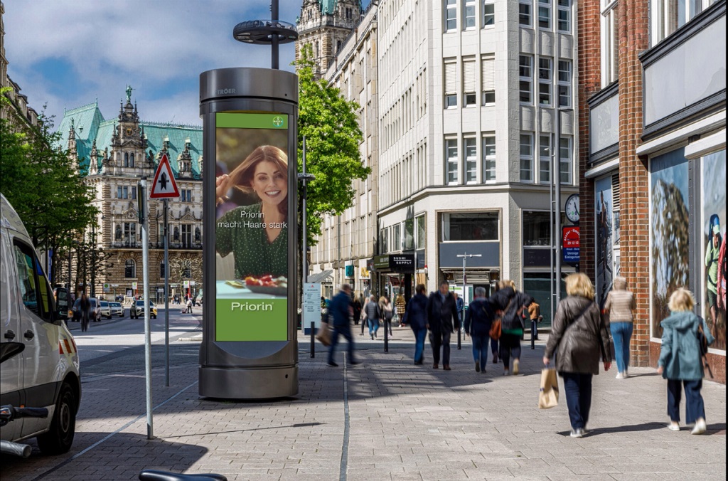 Priorin Kampagne auf dem Public Video City Tower (© Ströer)