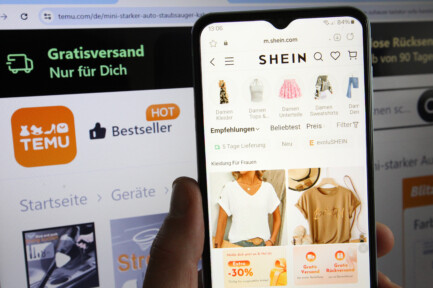 Auf einem Laptop wurde die Website vom Online-Marktplatzes Temu aufgerufen. Davor wurde auf einem Smartphone die Website