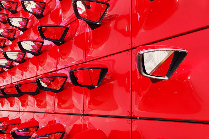 WOB_Autostadt_17.tif Rote Rueckspiegel an der Wand im Eingangbereich des Seat Pavillon, Autostadt, Volkswagen AG, Wolfsb
