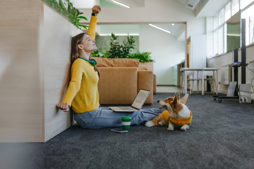 Viele der mit dem Freelancer-Status verbundenen Freiheiten genießen mittlerweile auch die Festangestellten, vor allem Homeoffice, aber auch flexible Arbeitszeiten oder Workation.