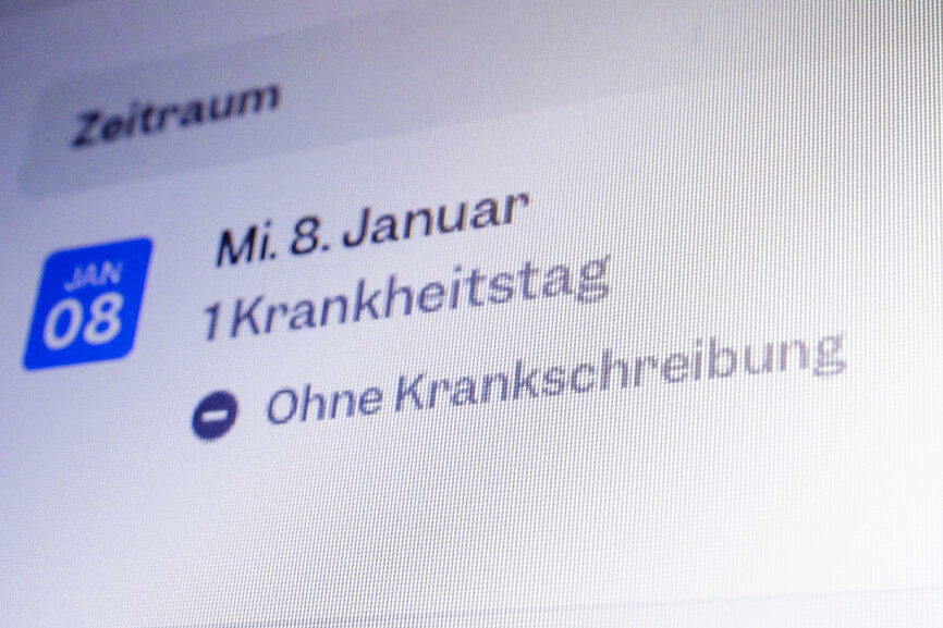 Symbolfoto zum Thema Krankschreibung. Die Worte ohne Krankschreibung werden in einem digitalen Zeiterfassungsprogramm angezeigt. Berlin, 08.01.2025. Berlin Deutschland *** Symbol photo on the subject of sick leave The words without sick leave are displayed in a digital time recording program Berlin, 08 01 2025 Berlin Germany Copyright: xThomasxTrutschelx