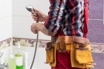Natürlich muss ein gewichtiger Teil der Handwerksleistungen vor Ort erledigt werden. Doch so manche Aufgaben lassen sich auch von zu Hause erledigen.