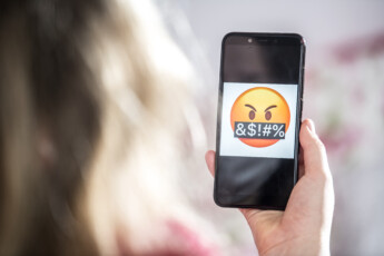 Symbolfoto zum Thema Cybermobbing *** NUR F?R REDAKTIONELLE ZWECKE *** EDITORIAL USE ONLY ***Eine Frau h?lt am Donnerstag, 03.Dezember.2020, ein Handy mit einem hasserf?llten Emoji in der Hand. Deutschland NRW Bochum Copyright: KaixKitschenberg *** Symbol photo to Subject Cyberbullying *** ONLY FOR EDITORIAL PURPOSE *** EDITORIAL USE ONLY *** P a Woman holds on Thursday, 03 December 2020, a Handy with a hateful Emoji in the Hand Germany NRW Bochum Copyright Kaix Kitschenberg Copyright: KaixKitschenberg doc7dgv499bfc118dn77860 EDITORIAL USE ONLY