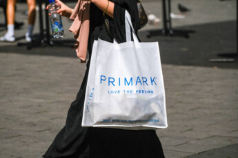 Düsseldorf 30.04.2024 Primark Modelabel Schadowstraße Wegwerfkultur Rohstoffverschwendung Wasserverschwendung Kinderarbe