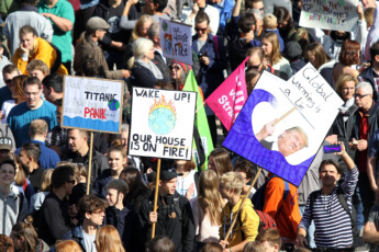 20.09.2019, xsvx, News Klimademo, Fridays for Future - Demo in Karlsruhe emspor, v.l. Demonstration von Fridays of Future auf dem Friedrichsplatz in Karlsruhe Donald Trump Karlsruhe  20 09 2019, xsvx, News Klimademo, Fridays for Future Demo in Karlsruhe emspor, v l Demonstration of Fridays of Future at Friedrichsplatz in Karlsruhe Donald Trump Karlsruhe