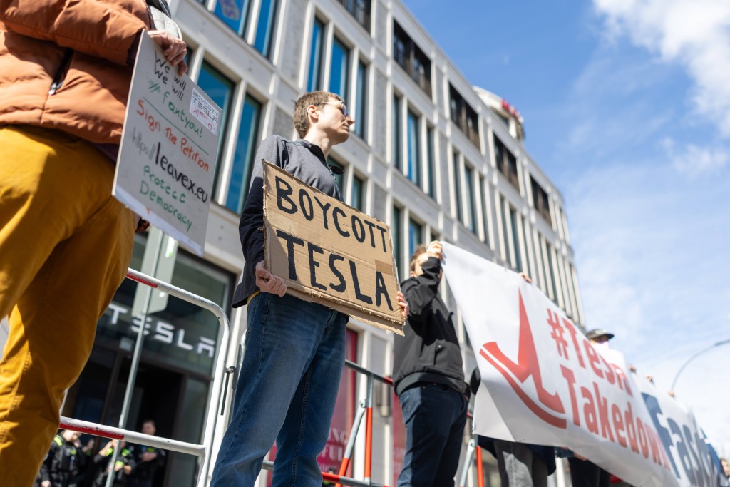 Demonstration gegen Tesla in Berlin