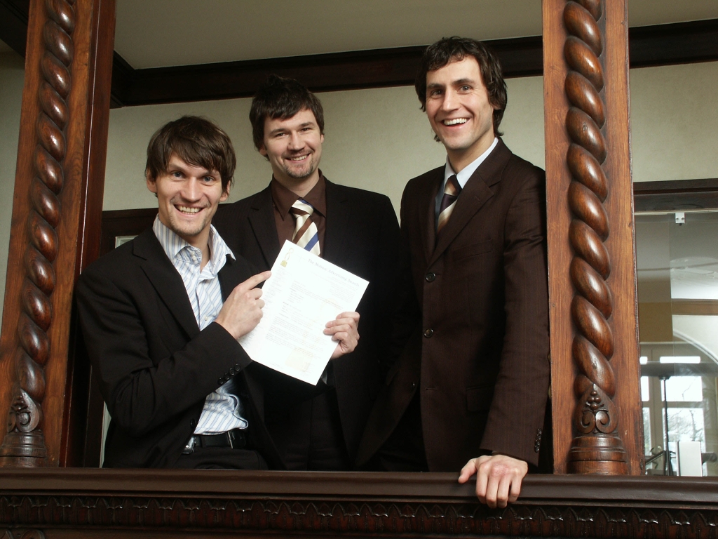 Joerg Fieback, Thomas Pfefferkorn und  Geschäftsführer Tino Lang nach Gewinn des Moebius Award 2004 ©Zebra Group