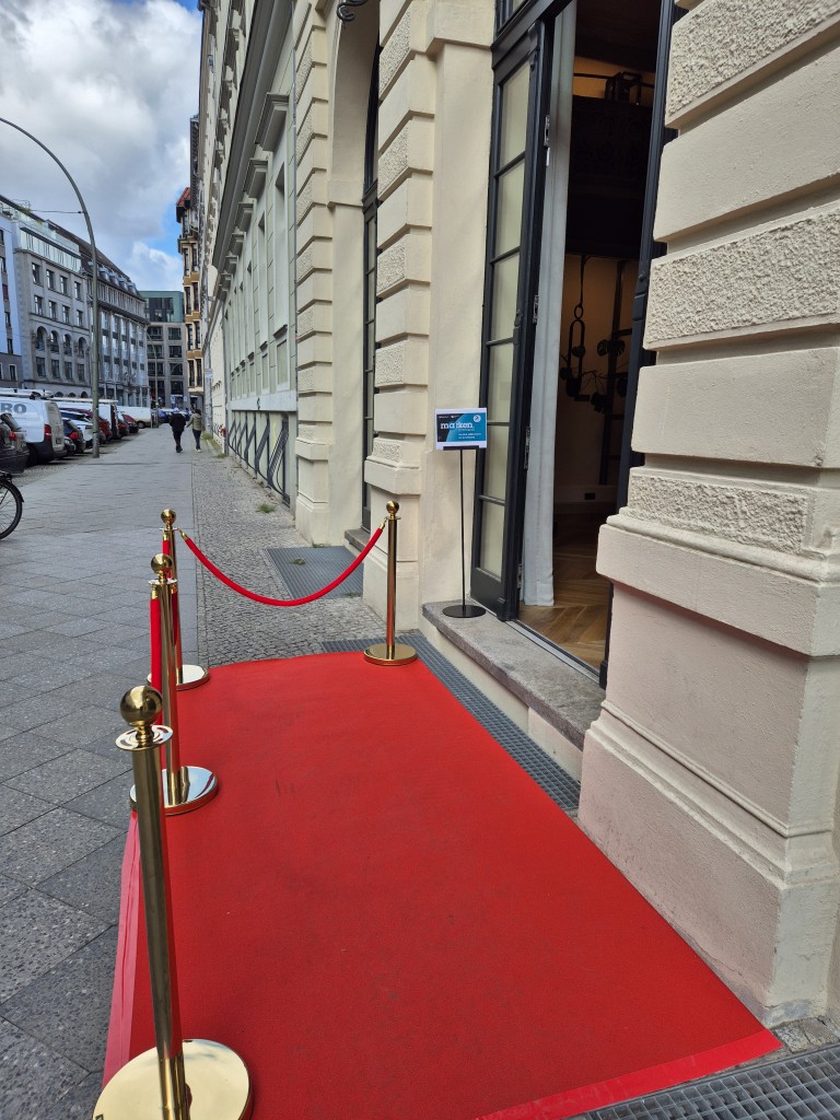 Kleiner roter Teppich für die Jury in Berlin (© absatzwirtschaft)