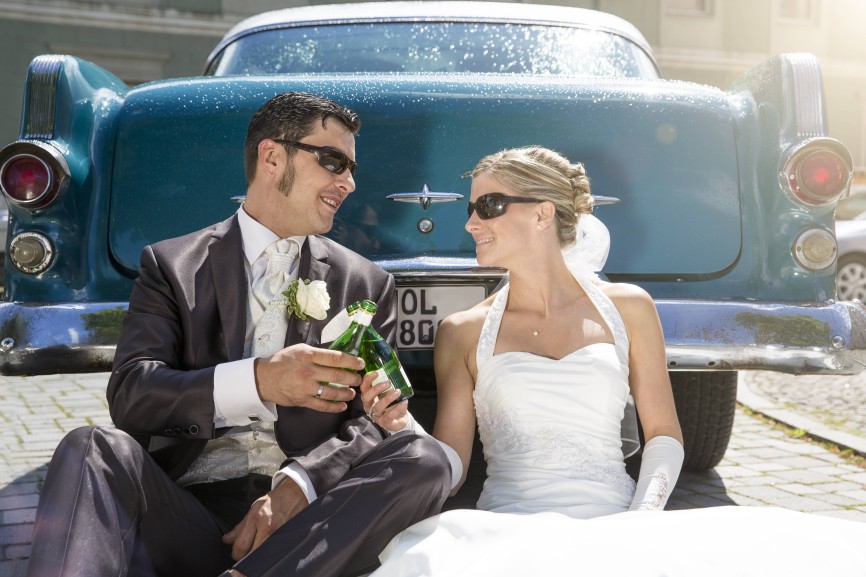 Bridal couple sitting in front of vintage car toasting with piccolo model released Symbolfoto PUBLICATIONxINxGERxSUIxAUTxHUNxONLY FKF000607 -  - Bridal COUPLE Sitting in Front of Vintage Car toasting With Piccolo Model released Symbolic image PUBLICATIONxINxGERxSUIxAUTxHUNxONLY FKF000607