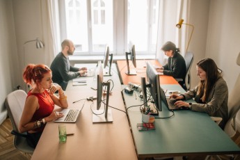 Zusammen mit dem Team der Non-Profit-Organisation Krisenchat bietet Nivea Unterstützung für junge Menschen, die sich einsam fühlen.