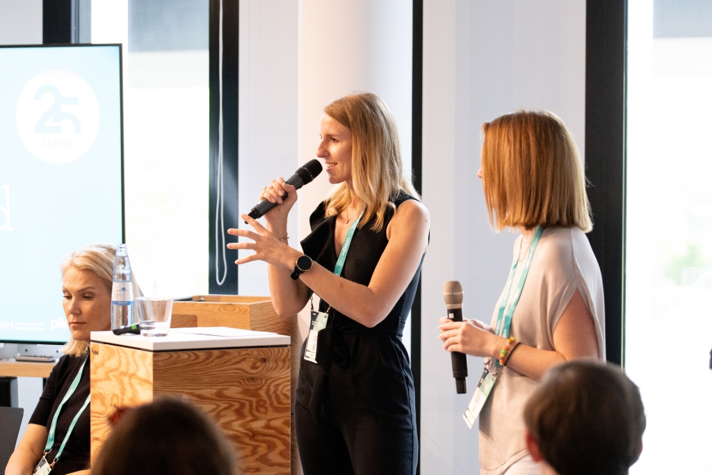“Viele Unternehmen haben in den vergangenen Jahren zu viel in die Performance und zu wenig in ihre Brand investiert“, sagte Verena Gründel (links), Host und Director Brand & Communications bei der DMEXCO, die mit Yulia Kalner (rechts), Head of Media and Creative bei Kantar, Kernergebnisse einer gemeinsamen Studie vorstellte. (© Uta Wagner, Lukas Oberbeul / absatzwirtschaft)